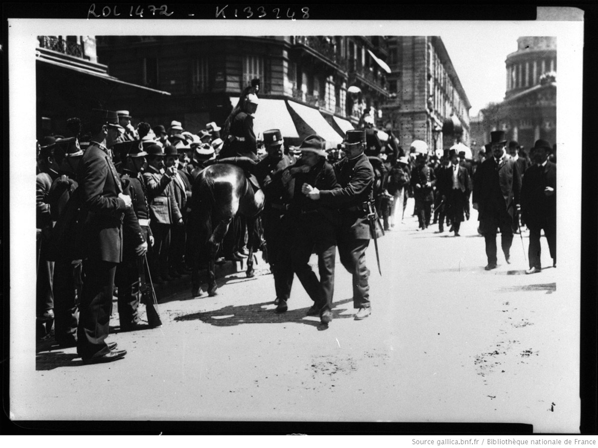 Une arrestation lors du transfert des cendres de Zola au Panthéon, probablement l'attentat manqué contre Alfred Dreyfus, 5 juin 1908
