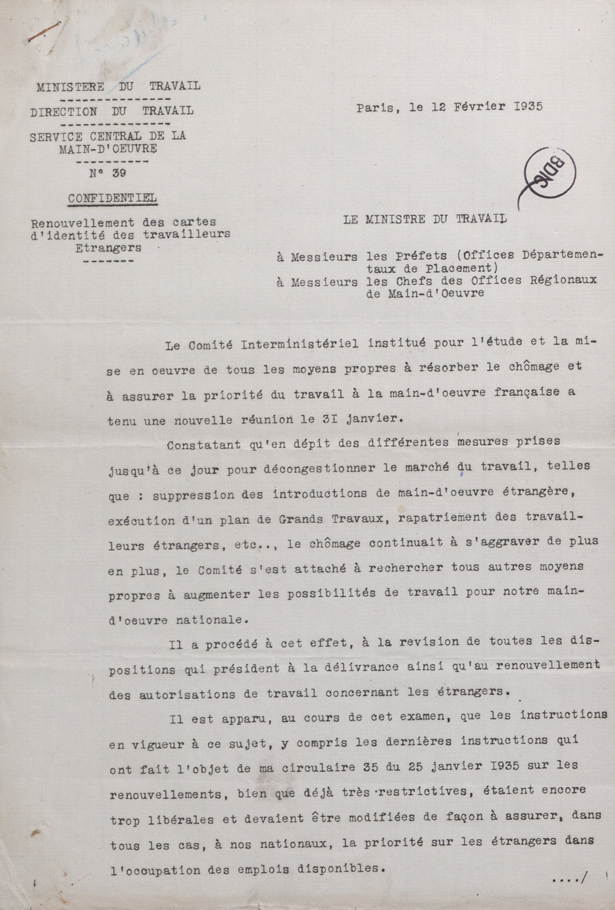 Fiche de renseignements émanant du Ministère du travail accompagnée d'une lettre confidentielle du Ministre du travail sur le renouvellement des cartes d'identité des travailleurs étrangers, 12 février 1935