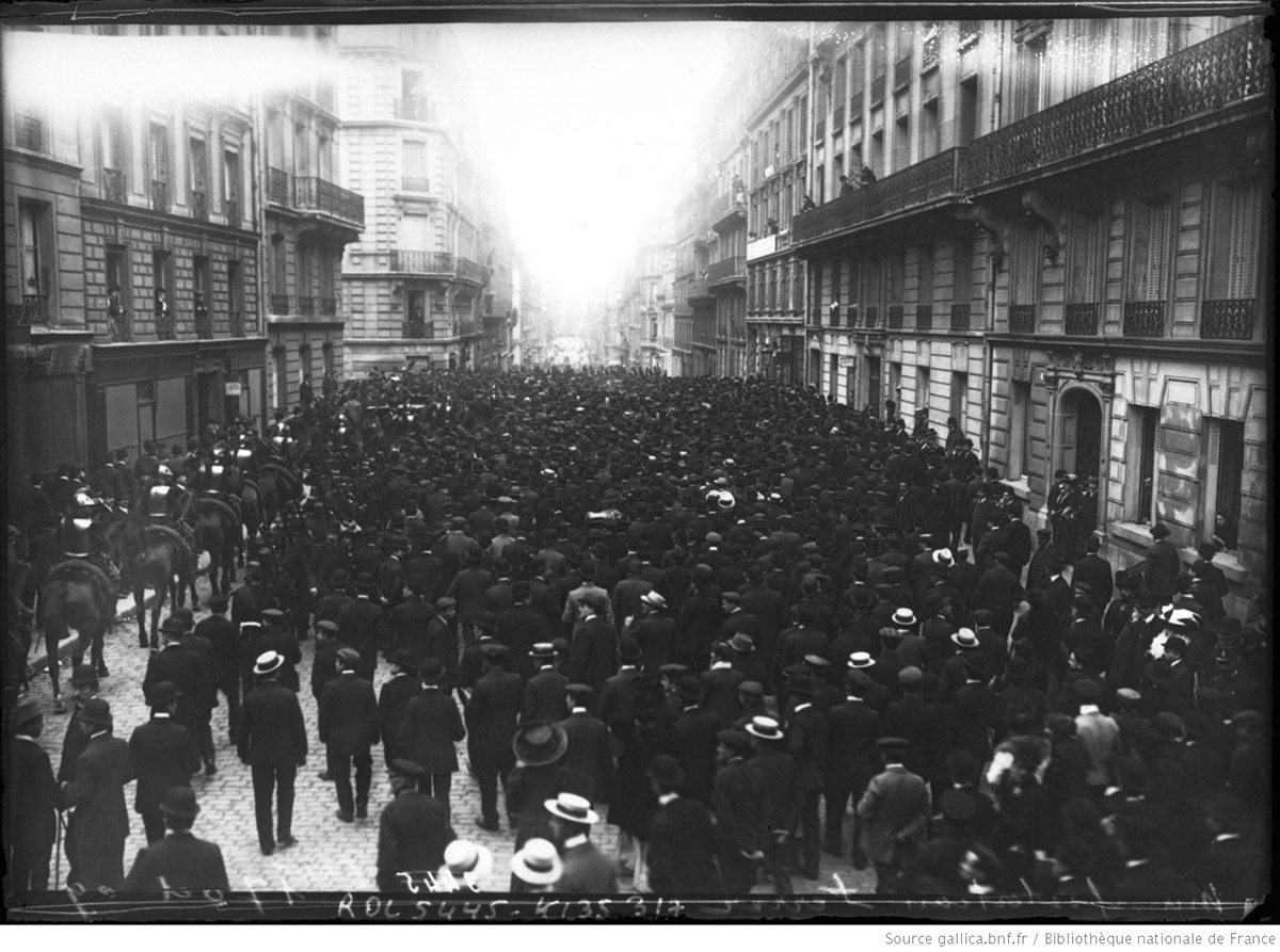 Manifestation Ferrer, 17 octobre 1909 [à Paris après l'exécution de Francisco Ferrer, anarchiste espagnol], photographie