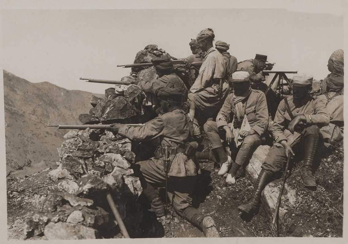 [Sur le front du Maroc dans le Riff. Groupe de partisans accrochés au sommet du Djebel], photographie, ca. 1920-1926