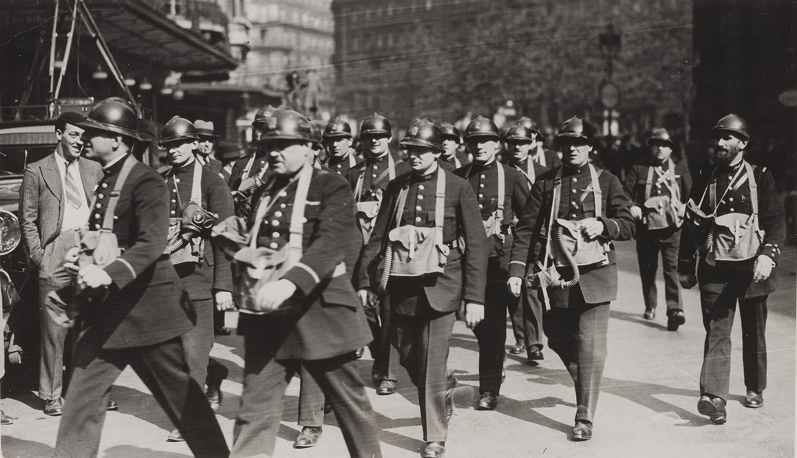 Pour la défense passive de Paris : voici des agents parisiens avec les masques qu'ils porteront en cas d'attaque aérienne, photographie, 26 septembre 1938