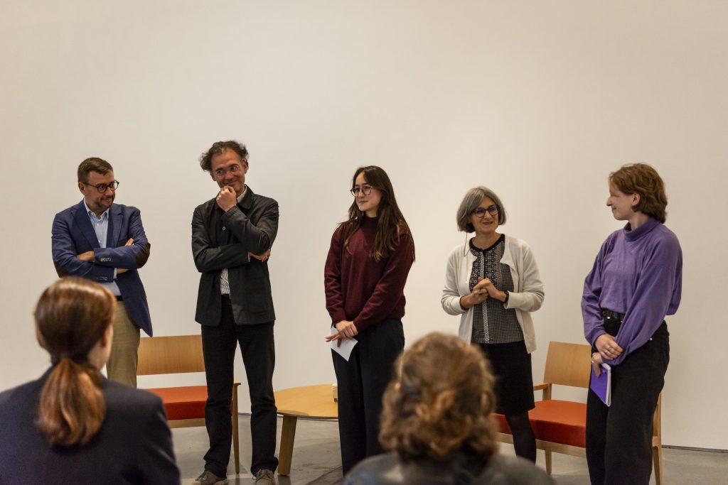 Photo des deux lauréates et du jury du prix