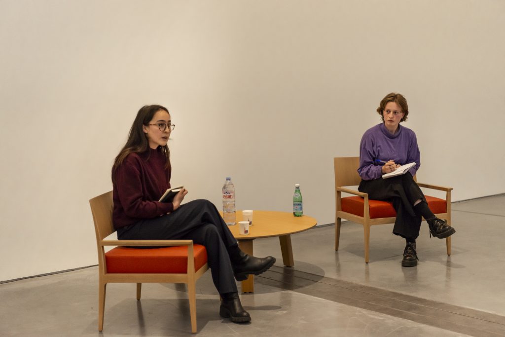 Photo des deux lauréates assises à une table en train de présenter leurs travaux