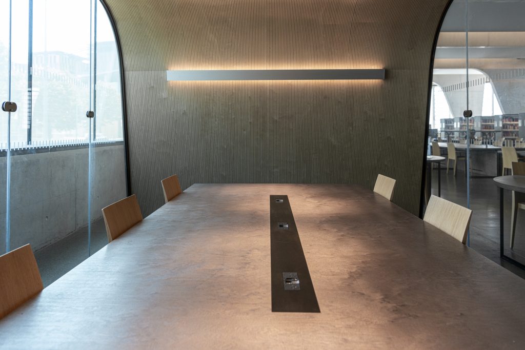 Photo d'une table dans une salle de travail