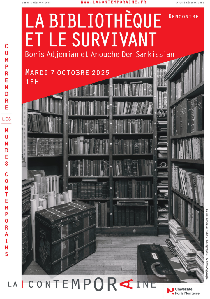 Affiche de l'événement, avec la photo d'une bibliothèque et des malles de voyage