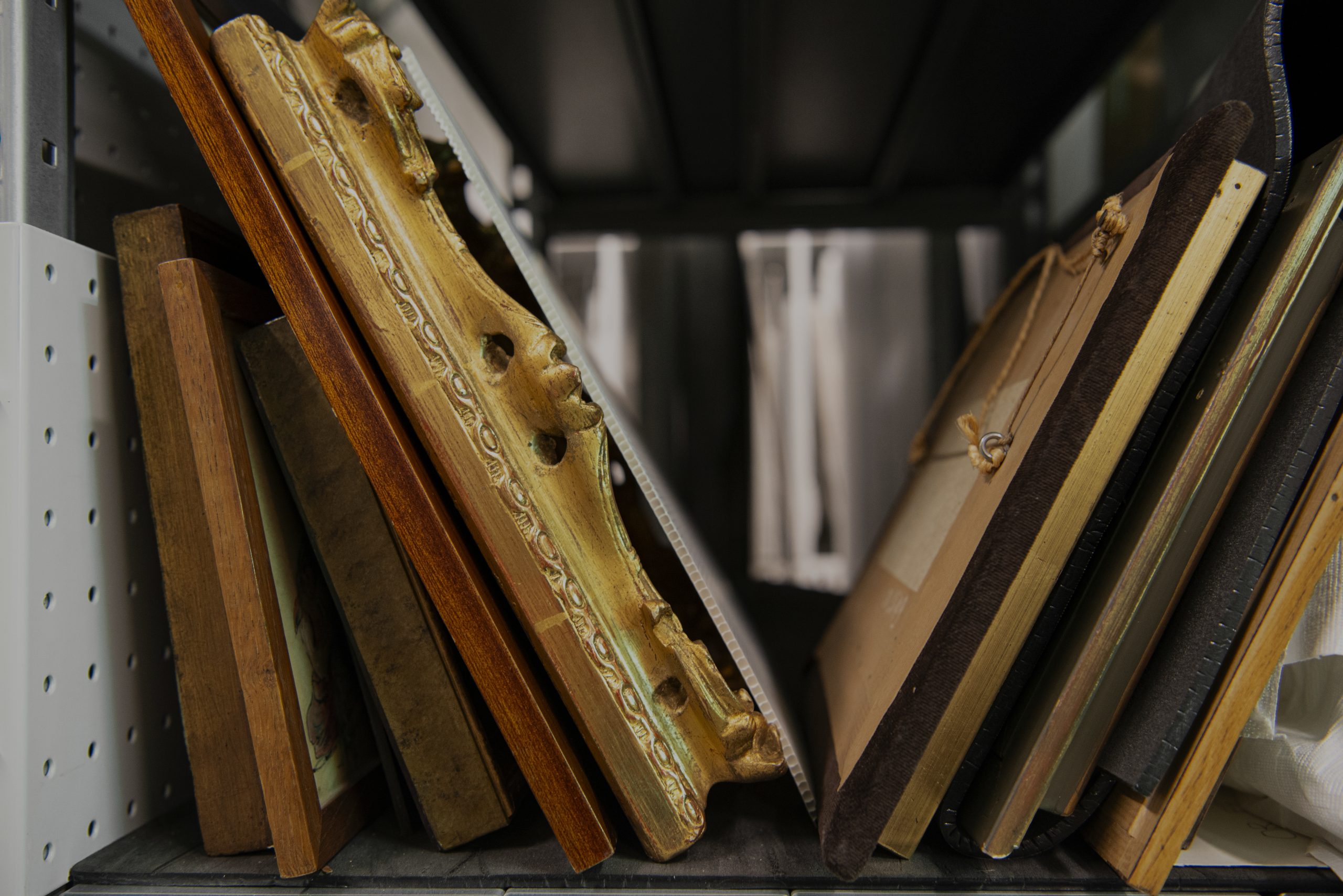 Photo de tableaux, vus de côté, sur une étagère