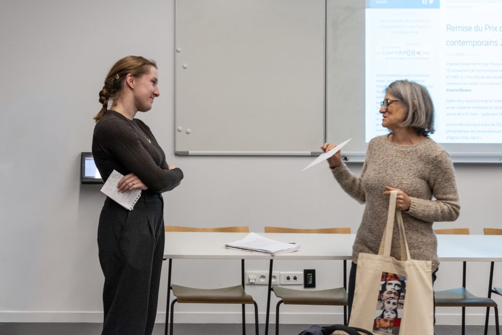 Photo de Sylvie Thénault remettant son prix à Gaëlle Héry