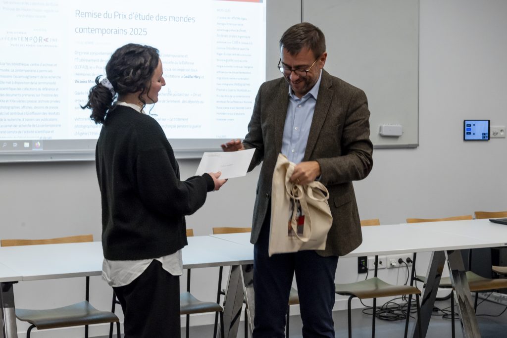 Photo de Laurent Veyssière remettant son prix à Victoire Moreno